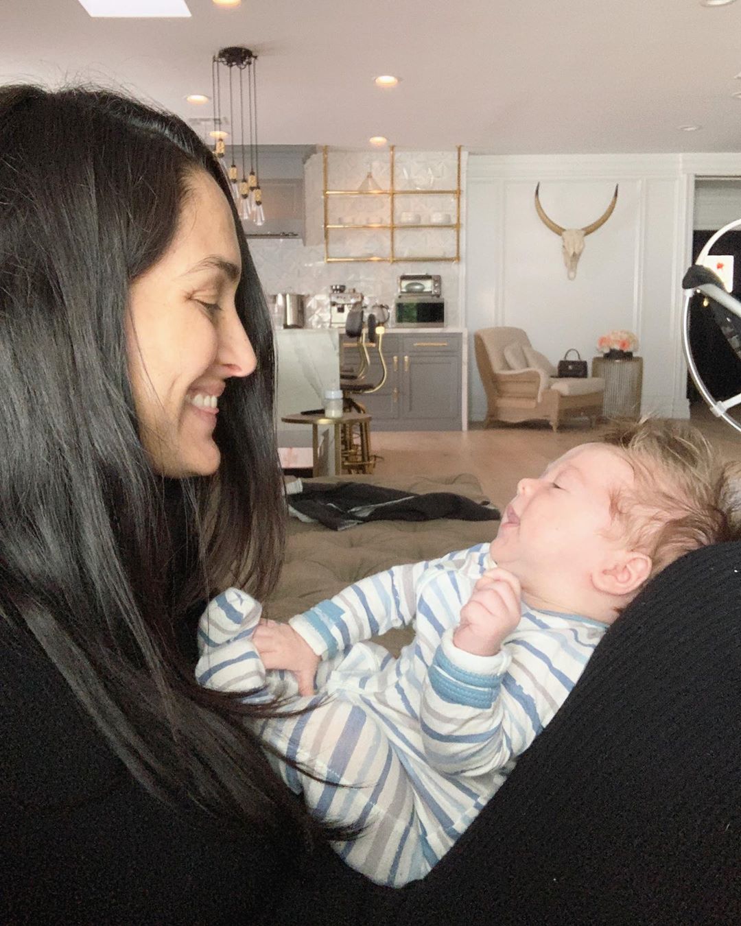La star de la WWE Nikki Bella explique qu'elle souffre du travail avec un masque sur 2 La star de la WWE Nikki Bella explique qu'elle souffre du travail avec un masque sur 2