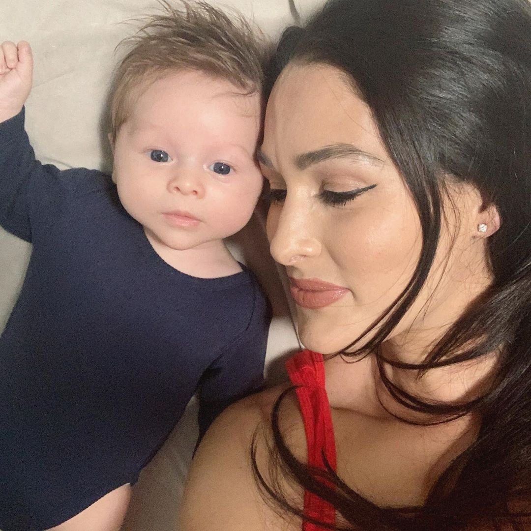 La star de la WWE Nikki Bella explique qu'elle souffre du travail avec un masque sur 3 La star de la WWE Nikki Bella explique qu'elle souffre du travail avec un masque sur 3