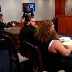Le segment Law & Otis se traduit par l'enfer de la WWE dans un match cellulaire contre de l'argent dans le porte-documents de la banque 