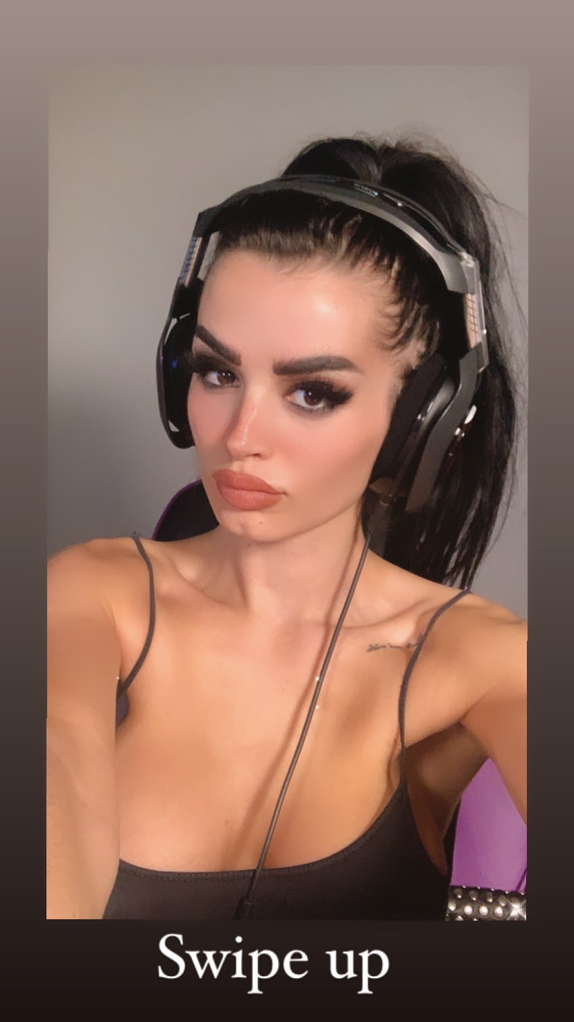 Les divas de la WWE Paige et Lana invitent des fans à publier des photos chaudes 2 Les divas de la WWE Paige et Lana invitent des fans à publier des photos chaudes 2