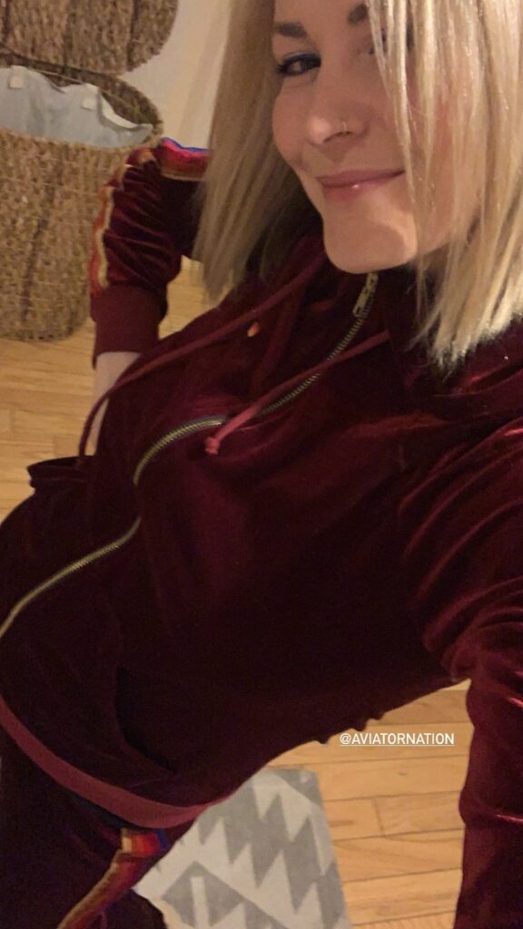 L'ancienne star de la WWE Renee Young partage plusieurs photos de Baby Bump 4 L'ancienne star de la WWE Renee Young partage plusieurs photos de Baby Bump 4