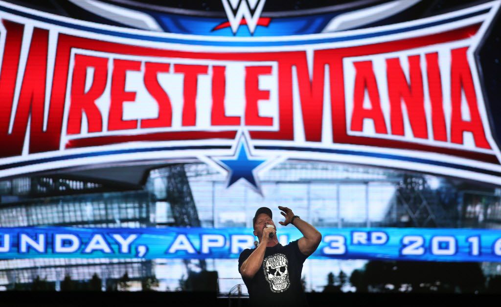 «Stone Cold» Steve Austin applaudit les fans au début des événements de la Wrestlemania On-Sale Party, qui s'est déroulée au stade AT&T en novembre 2015.