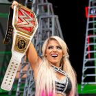 Alexa Bliss traite avec un fan qui la harcèle elle et son fiancé sur les réseaux sociaux 