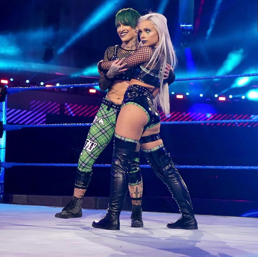 Liv Morgan pose en robe rouge chaude;  Reçoit des éloges à la WWE 3