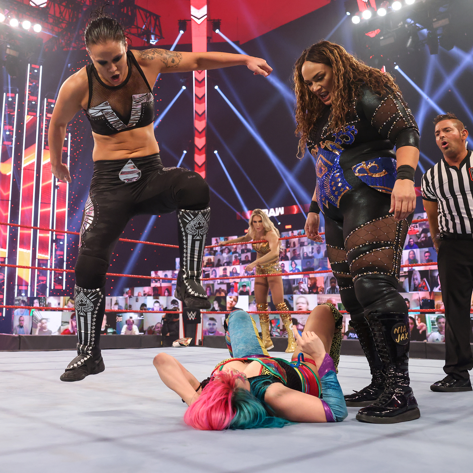 La championne féminine de la WWE Asuka perd sa dent après avoir reçu un coup de pied raide de Shayna Baszler 2