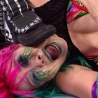 La championne féminine de la WWE Asuka perd sa dent après avoir reçu un coup de pied raide de Shayna Baszler 