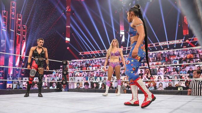 Charlotte Flair avec Rhea Ripley et Bianca Belair
