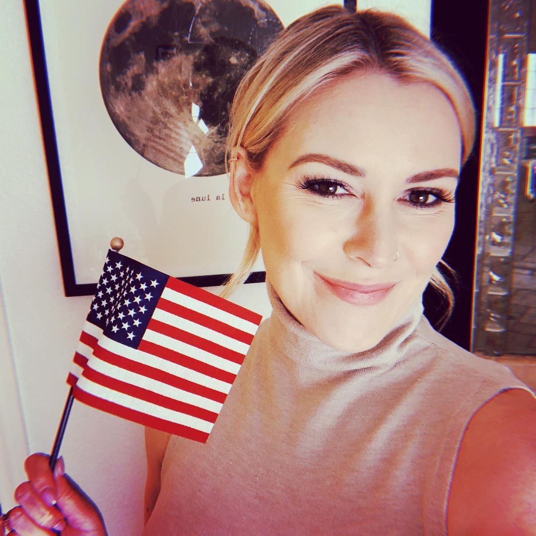 L'ancienne star de la WWE Renee Young devient citoyenne américaine 2 L'ancienne star de la WWE Renee Young devient citoyenne américaine 2