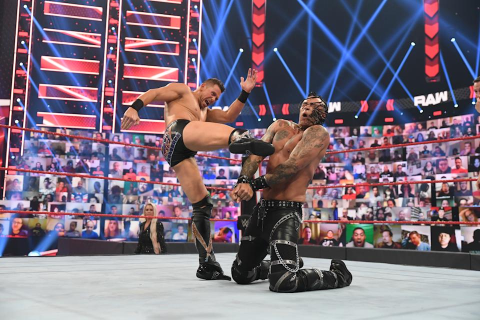 Mike & # 39; Le Miz & # 39;  Mizanin lutte contre Damian Priest lors d'un épisode de la WWE 