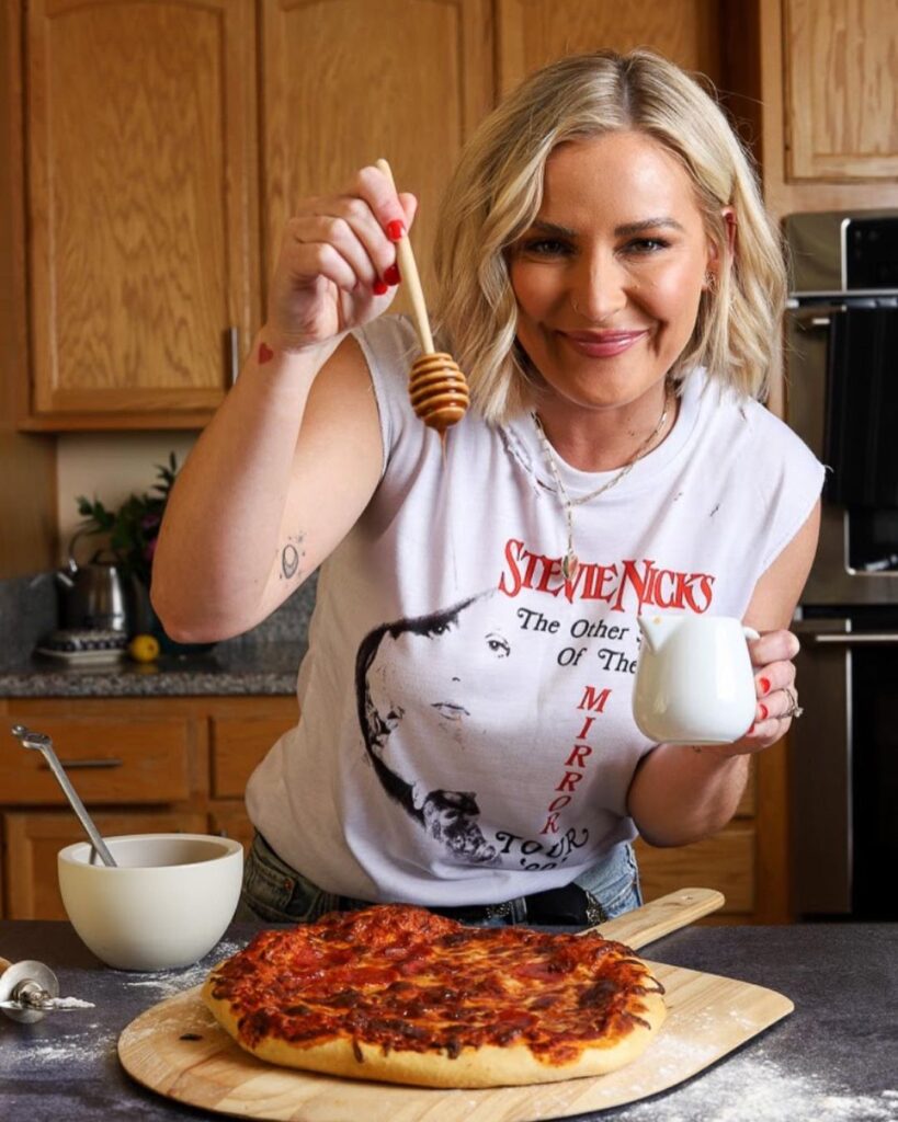 L'ancienne star de la WWE Renee Young partage le look de grossesse de 34 semaines 2 L'ancienne star de la WWE Renee Young partage le look de grossesse de 34 semaines 2