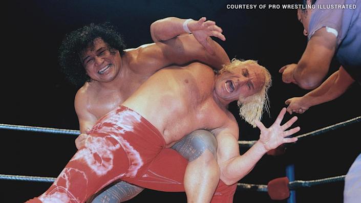 `` Grand chef '' Peter Maivia a été le premier à afficher ses tatouages traditionnels Pe'a. (Pro Wrestling Illustrated / WWE)