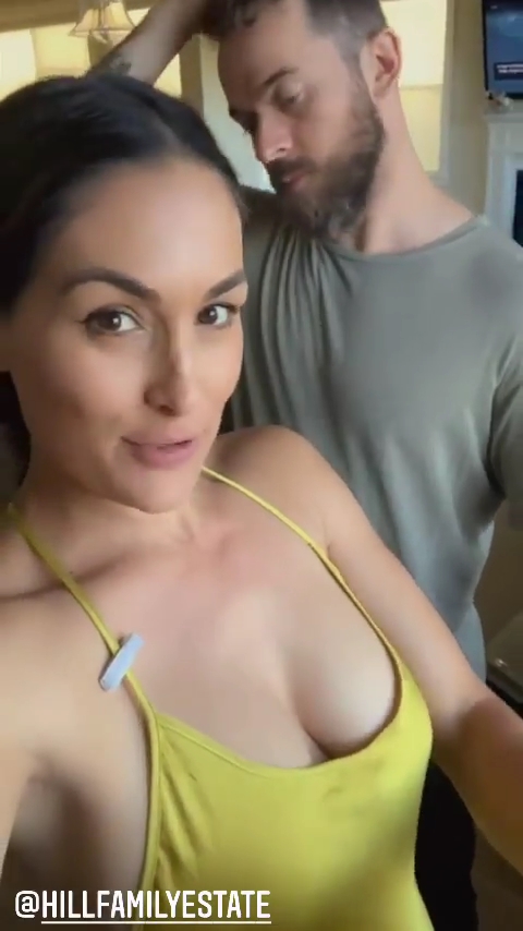 La star de la WWE Nikki Bella fait la promotion de la marque de vin en révélant la tenue 2