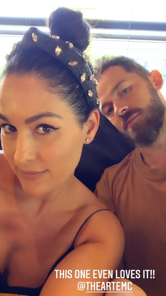 La star de la WWE Nikki Bella fait la promotion de la marque de vin en révélant la tenue 7