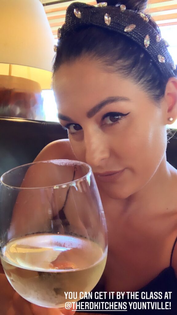 La star de la WWE Nikki Bella fait la promotion de la marque de vin en révélant sa tenue 6