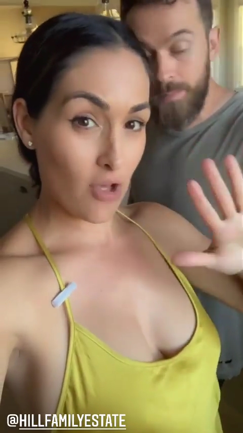 La star de la WWE Nikki Bella fait la promotion de la marque de vin en révélant la tenue 5