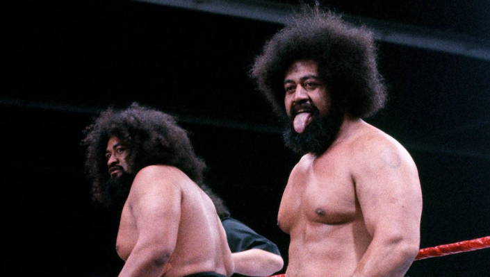 Afa et Sika Anoa & # 39; i étaient connus comme l'équipe de tag Wild Samoans à la WWE.