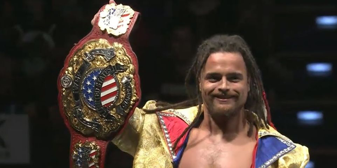Juice Robinson brandissant son titre.