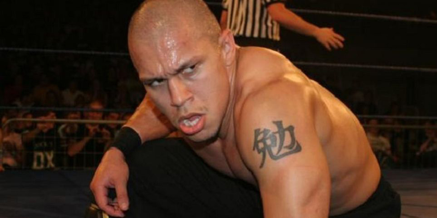 Low Ki à genoux dans le ring.