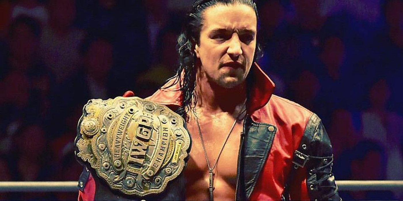 Jay White avec le titre IWGP.