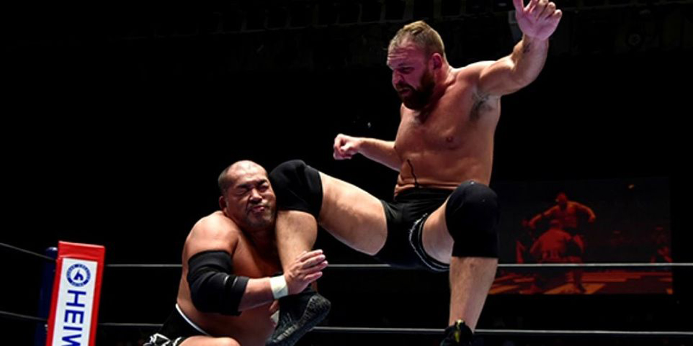 Jon Moxley frappe Tomohiro Ishii avec un genou.