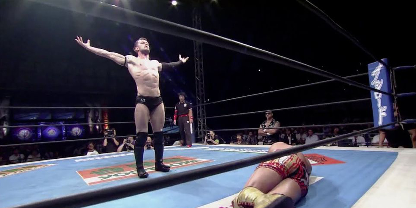 Finn Balor se moque de Kaz Okada.