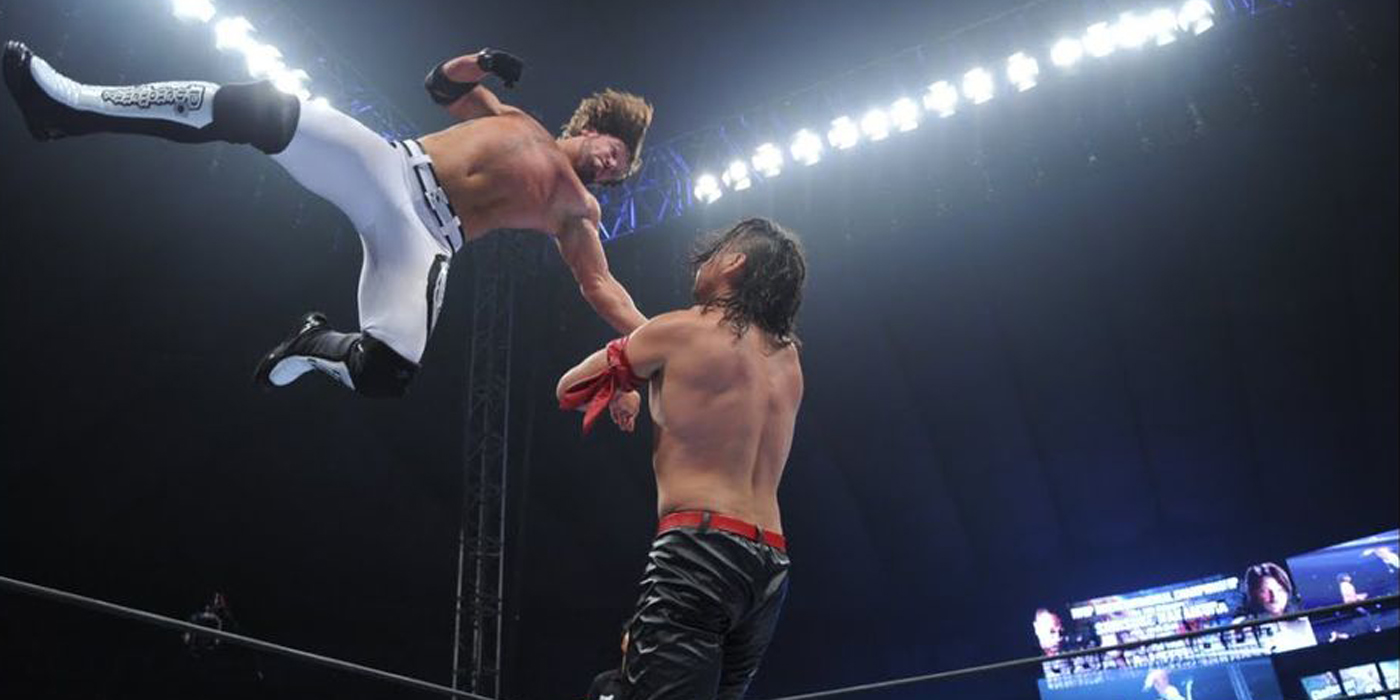 AJ Styles frappe l'avant-bras volant de Shinsuke Nakamura.