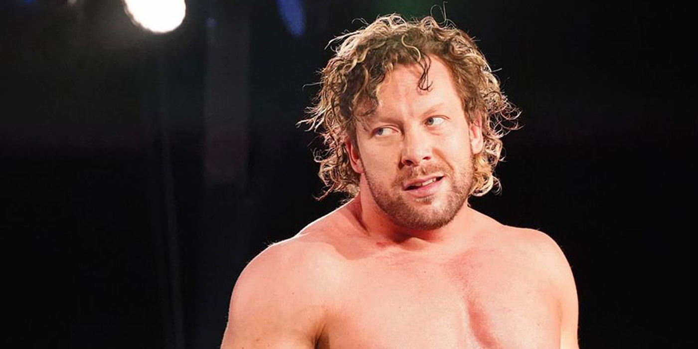Kenny Omega regarde son adversaire.