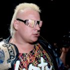 L'ancienne star de la WWE, Brian Knobs, s'est précipitée à l'hôpital avec des problèmes d'estomac majeurs 