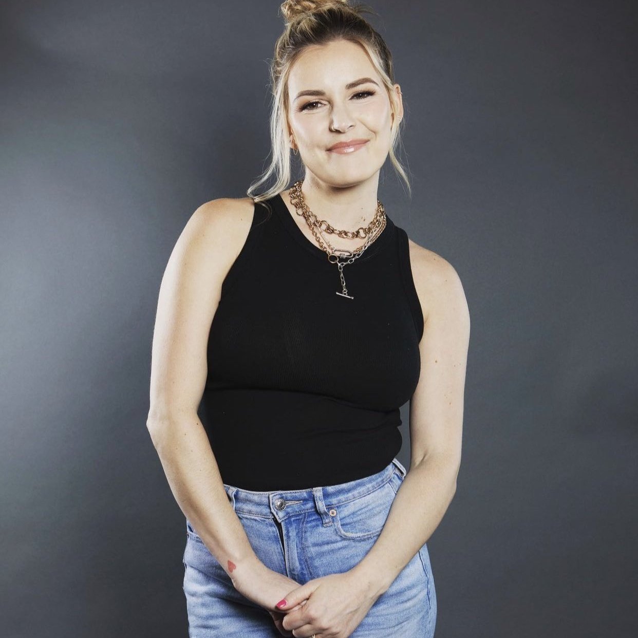 L'ex-star de la WWE Renee Young brille dans les photos post-grossesse 2