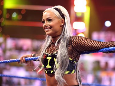 Liv Morgan de la WWE fait son entrée dans un épisode de Friday Night Smackdown.