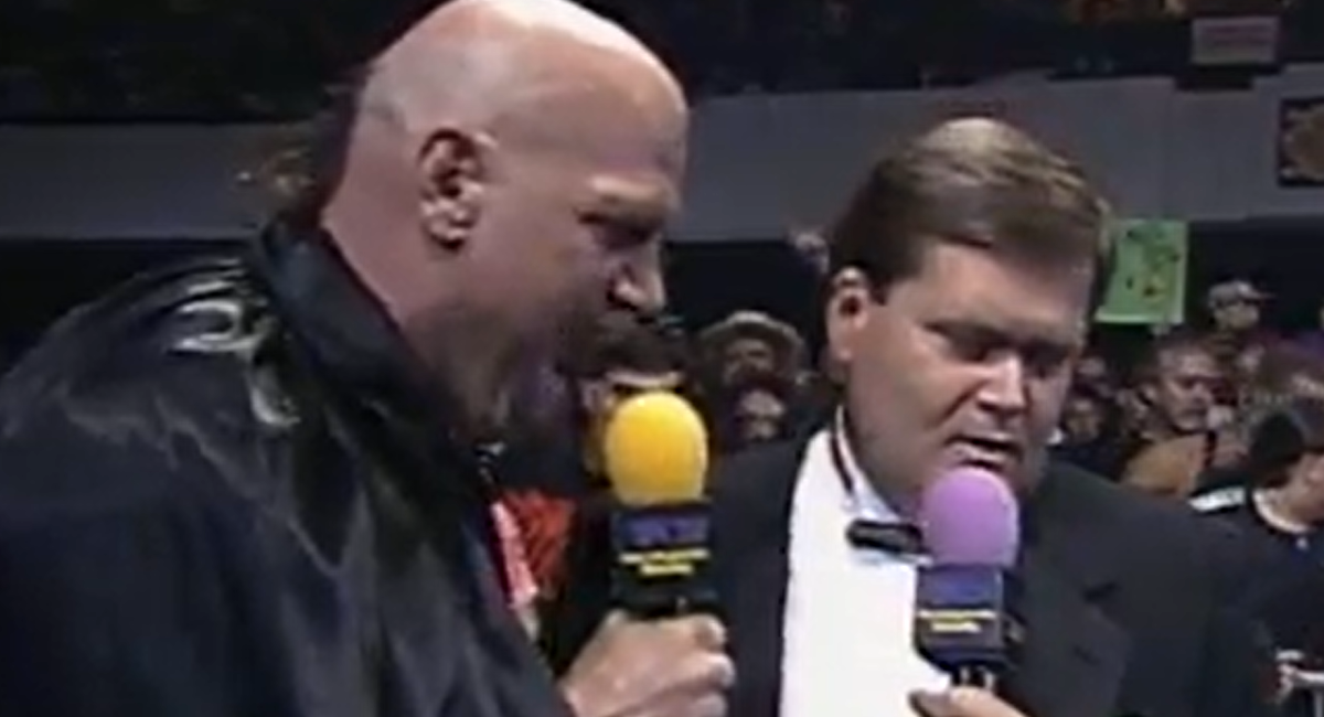 Jesse Ventura a une petite queue de cheval sur sa tête en grande partie chauve.