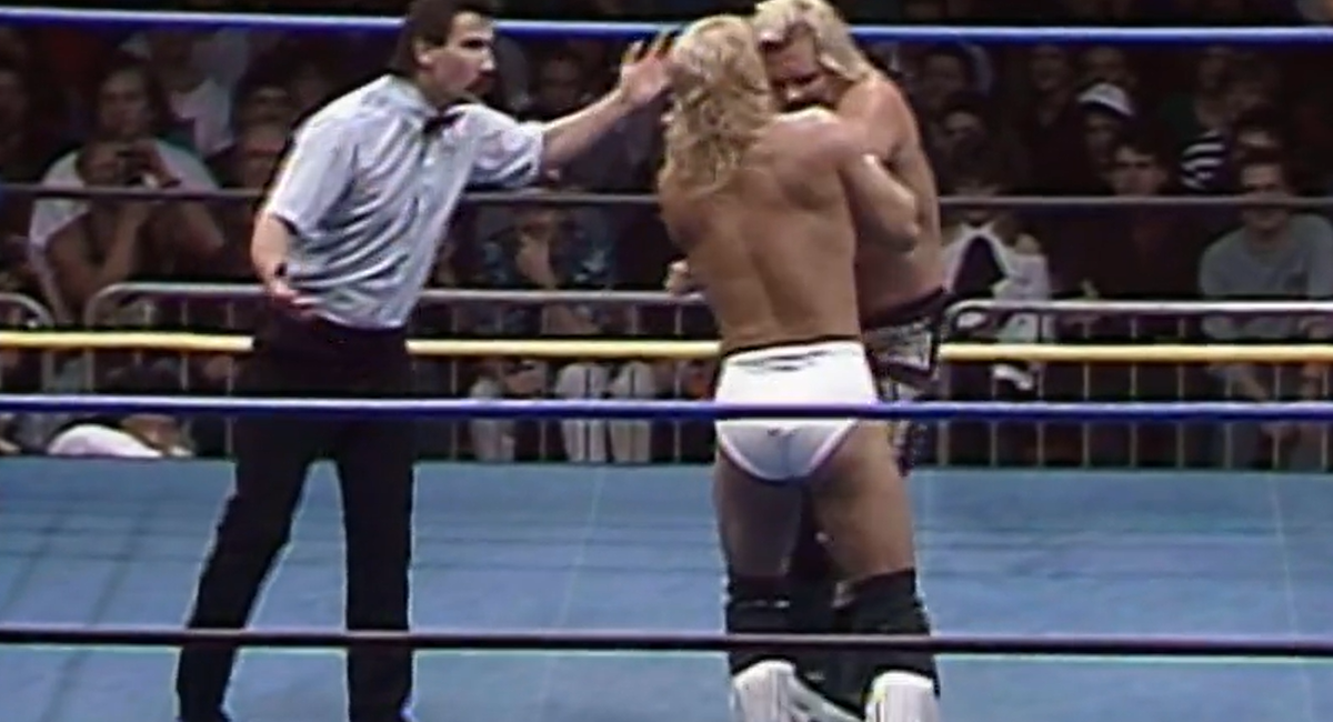 Shane Douglas s'enferme avec Michael Hayes;  les deux ont les cheveux blonds décolorés.