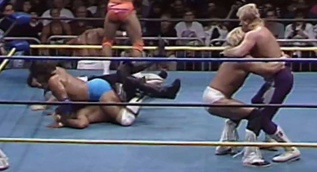Douglas claque Bobby Eaton alors que Gunn épingle les épaules de Hayes.
