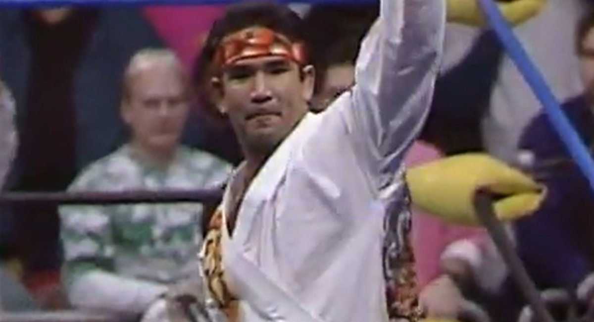 Steamboat a une nouvelle tenue, y compris des collants orange et noirs, correspondant au thème Halloween Havoc.