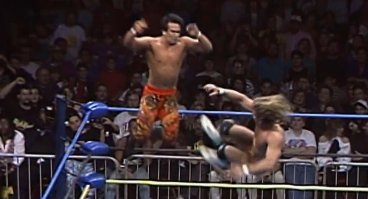 Brian Pillman attrape Ricky Stemaboat en l'air avec un dropkick plongeant.