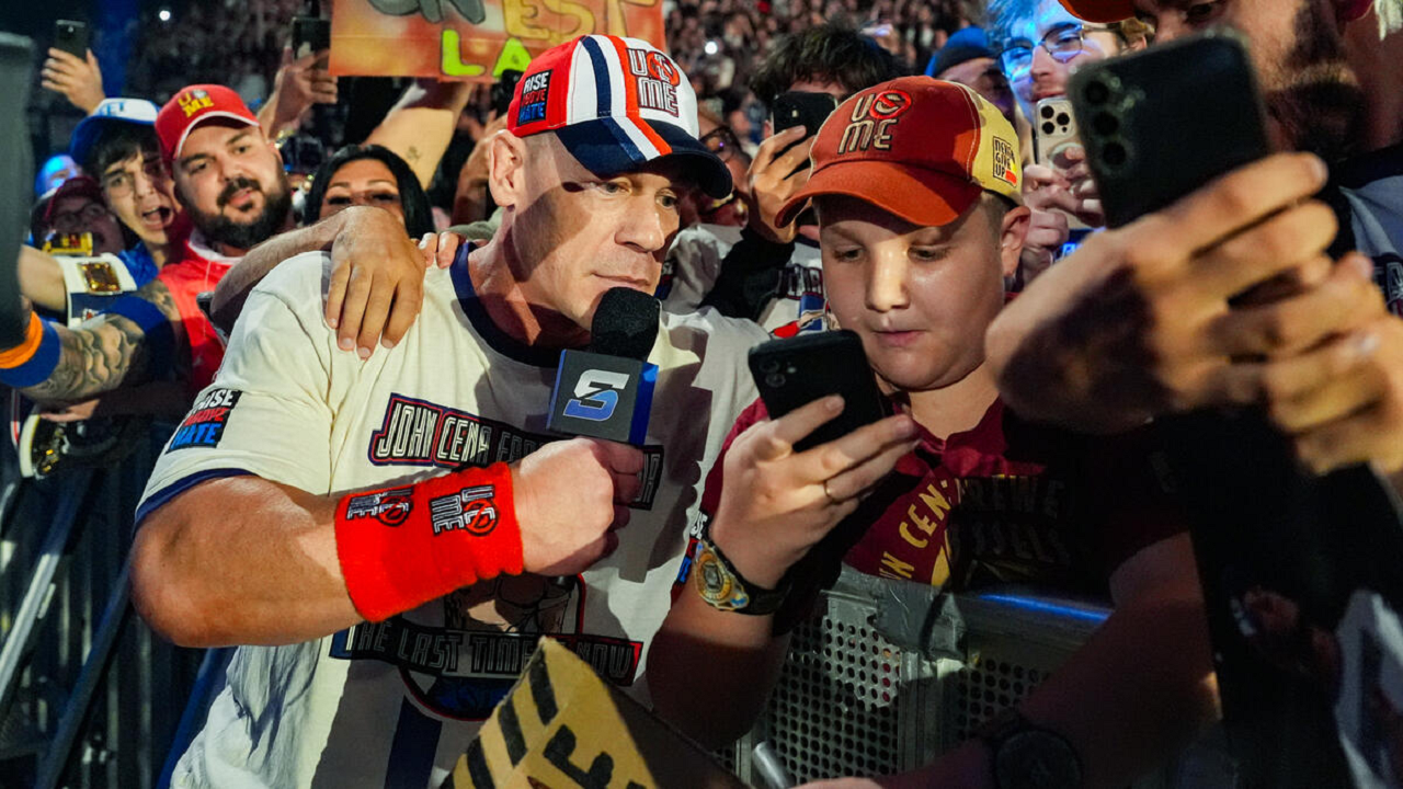 Why John Apologised To A Young WWE Fan At Smackdown In Paris? | WWE