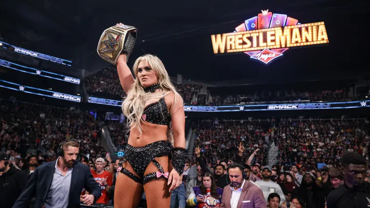 WWE star Tiffany Stratton wears tight pink workout outfit, shows off muscles image