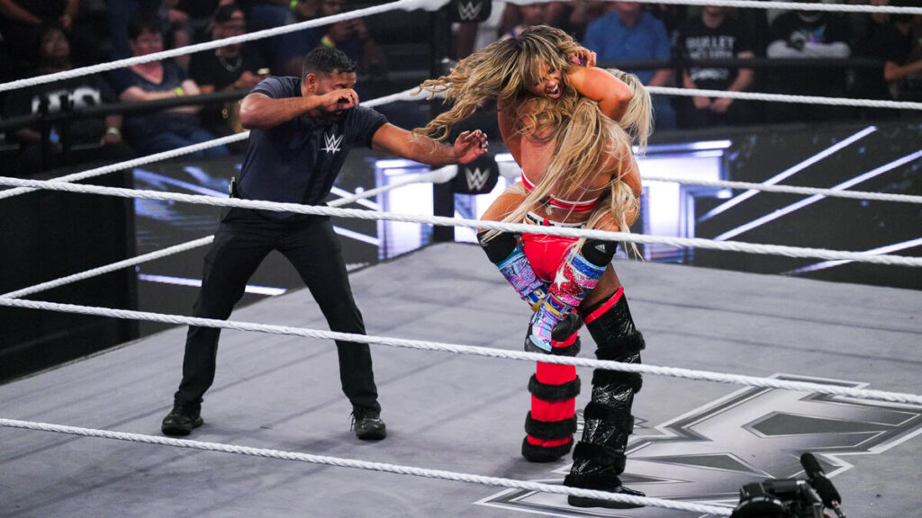 Lola Vice vs. Izzi Dame